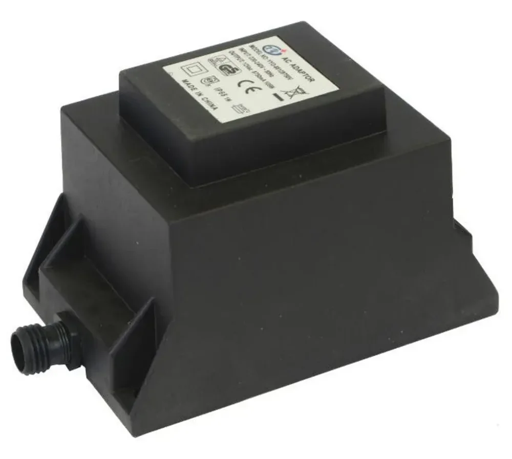 Transformator IP44 12 V i svart hus med kontakt for lyskabel, sett skrått