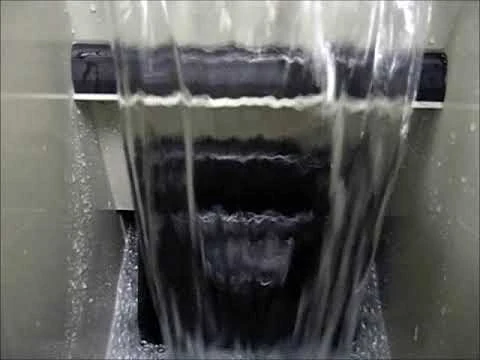 Video av UltraSieve MIDI der vannet renner over flyteveggen og ned på silbuen