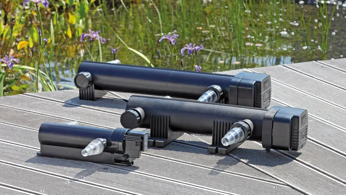 OASE Vitronic UV-filter i tre størrelser på en terrasse ved en hagedam